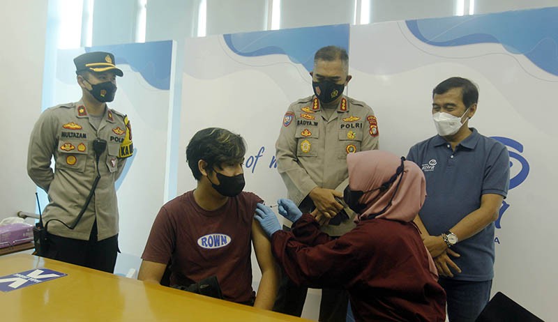 Asuransi Astra bersama Polda Metro Jaya Dukung Percepatan Vaksinasi Booster - Bagian 1