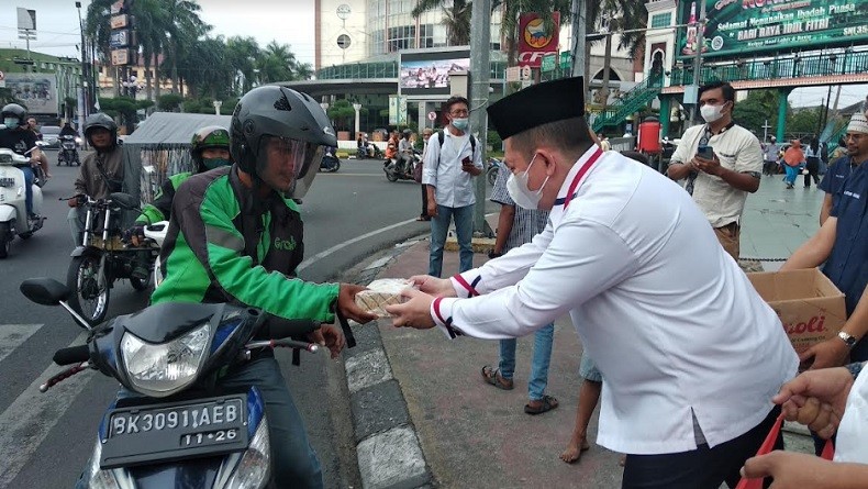 Perindo Sumut Bagikan Ribuan Takjil kepada Masyarakat di Depan Masjid Raya Medan