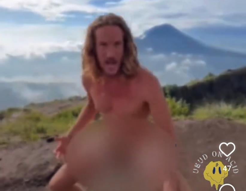 title Heboh Bule Telanjang di Gunung Batur Bali, Imigrasi Kantongi Identitas Pelaku Heboh Bule Telanjang di Gunung Batur Bali, Imigrasi Kantongi Identitas Pelaku