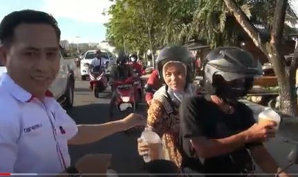 DPD Perindo Palangka Raya Bagi-Bagi Takjil ke Pengguna Jalan