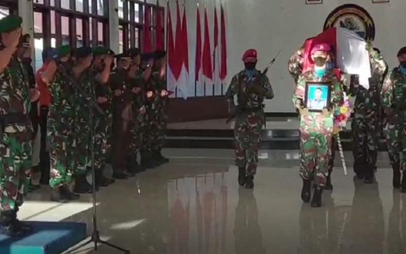 Gugur Ditembak KKB Papua, Jenazah Pratu Marinir Dwi Miftahul Ahyar Diterbangkan ke Lamongan