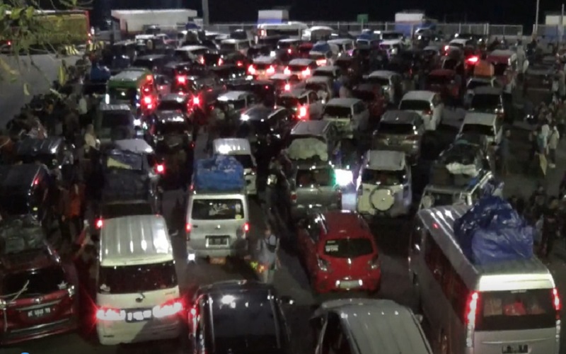 Pemudik di Pelabuhan Merak Membeludak Minggu Pagi