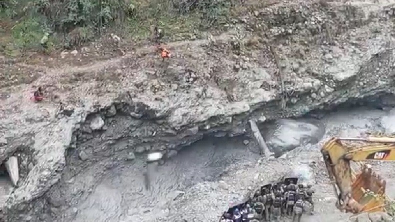 Bubarkan Pendulang Emas Liar di Timika Papua, Aparat Gabungan Tembakkan Gas Air Mata
