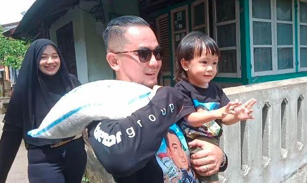 Tiru Umar bin Khattab, Pengusaha Muda Ini Pikul Beras Bagikan Langsung ke Warga