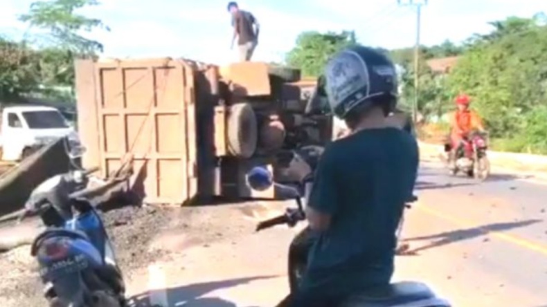 Motor Remuk Usai Tabrak Truk Batu Bara, Perawat Puskemas di Kalsel Tewas