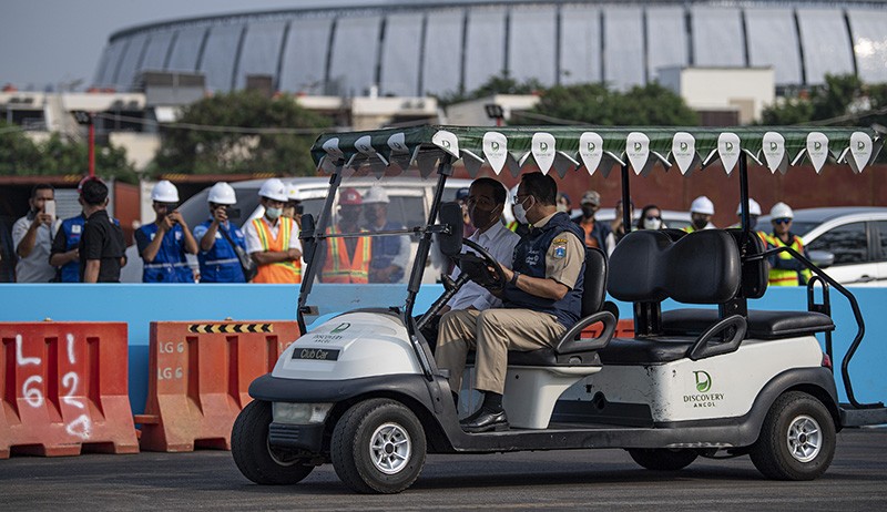 Momen Gubernur Anies Baswedan Temani Presiden Jokowi Lihat Sirkuit Formula E - Bagian 3
