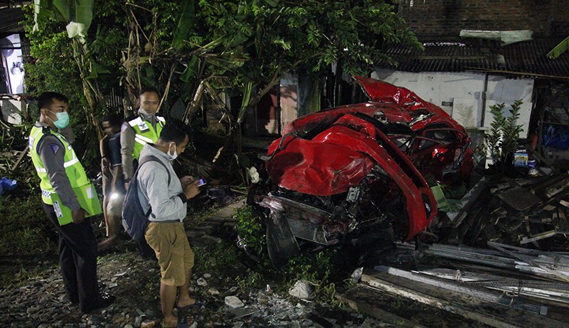 Penampakan Honda Brio Ringsek Ditabrak Kereta di Surabaya, 3 Orang Tewas - Bagian 2