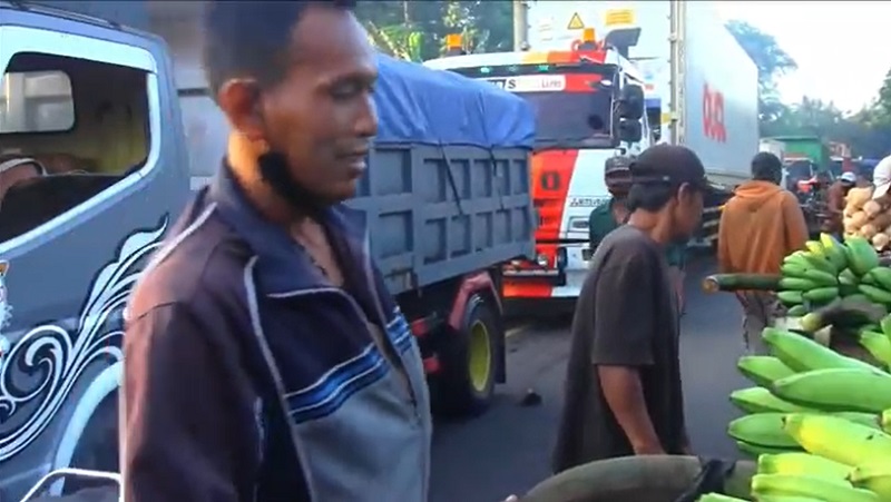 Jalur Mudik Lumajang-Probolinggo Macet Parah Imbas Pasar Tumpah 