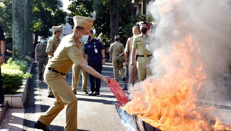Ratusan Bungkus Makanan dan Minuman Kedaluwarsa Hasil Sitaan Dimusnahkan