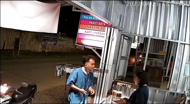 Pura-Pura Beli Cip Domino, Pria di Makassar Malah Colong Hp di Konter Pulsa