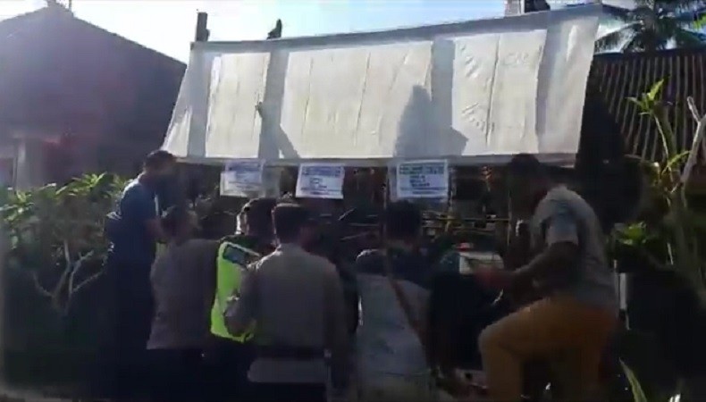 Sekolah di Gianyar Disegel Warga, Polisi Buka Paksa 