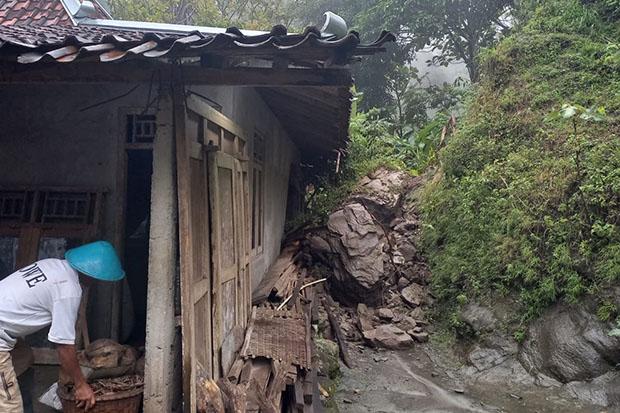 Tebing Belakang Longsor, Dinding Rumah Warga Gedangsari Jebol