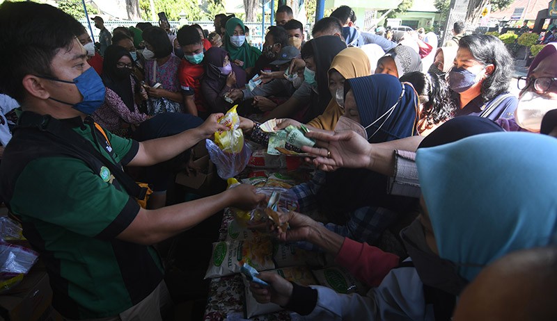 Pasar Minyak Goreng Murah dan Gas Elpiji Subsidi Diserbu Warga - Bagian 3