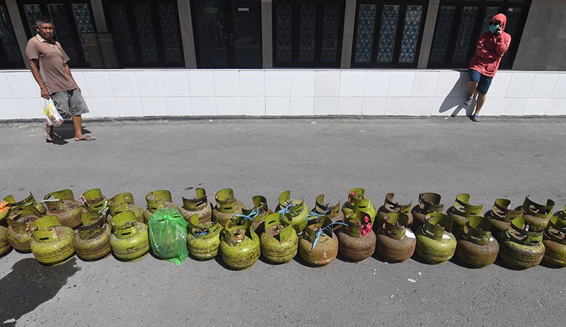 Pasar Minyak Goreng Murah dan Gas Elpiji Subsidi Diserbu Warga - Bagian 1