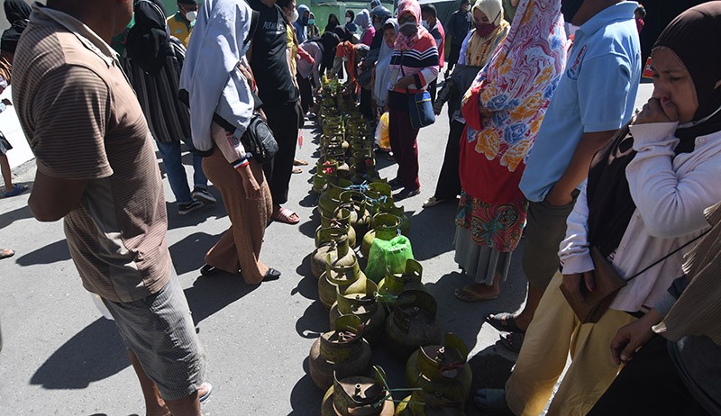 Pasar Minyak Goreng Murah dan Gas Elpiji Subsidi Diserbu Warga - Bagian 2