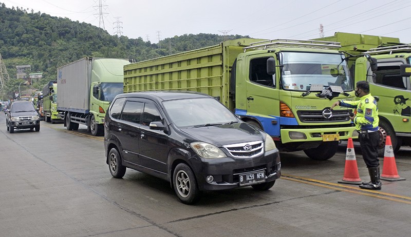 Akses Menuju Pelabuhan Merak Mulai Dipadati Kendaraan Pemudik - Bagian 1