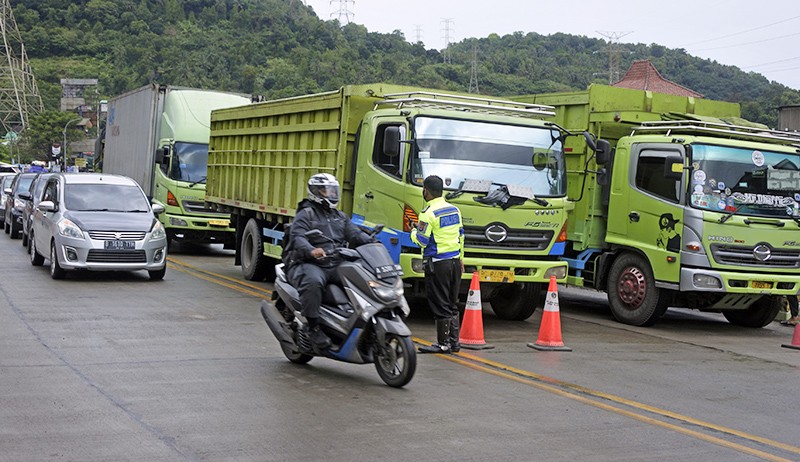 Akses Menuju Pelabuhan Merak Mulai Dipadati Kendaraan Pemudik - Bagian 3