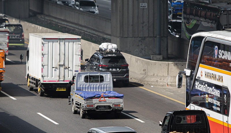 Tol Jakarta-Cikampek Ramai Lancar, Puncak Arus Mudik Diprediksi H-3 Lebaran - Bagian 3