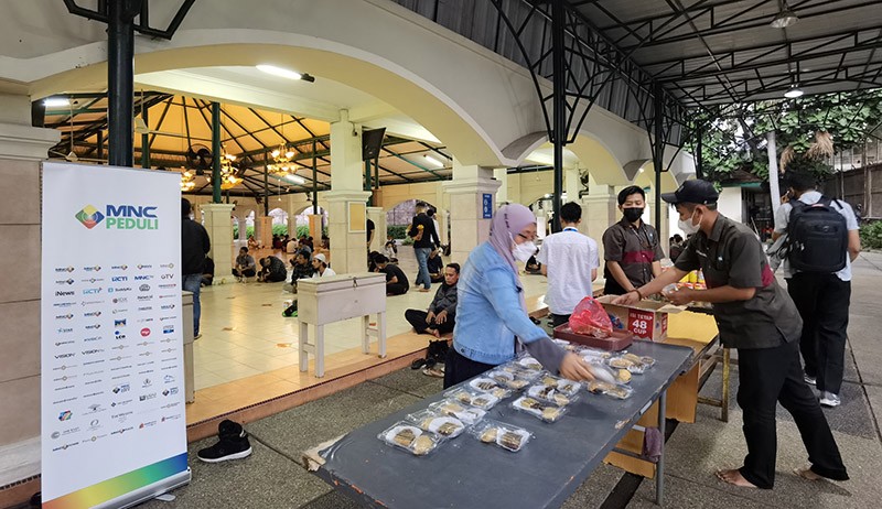MNC Peduli dan Masjid Raudhatul Jannah Siapkan Takjil di Bulan Ramadan - Bagian 1