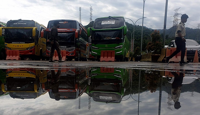 Penumpang Naik Tajam, Pelabuhan Merak Ramai Pemudik - Bagian 3