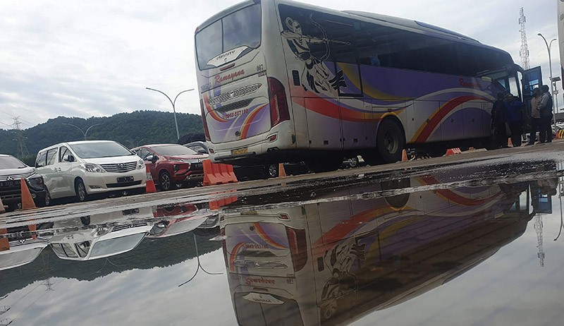 Penumpang Naik Tajam, Pelabuhan Merak Ramai Pemudik - Bagian 4