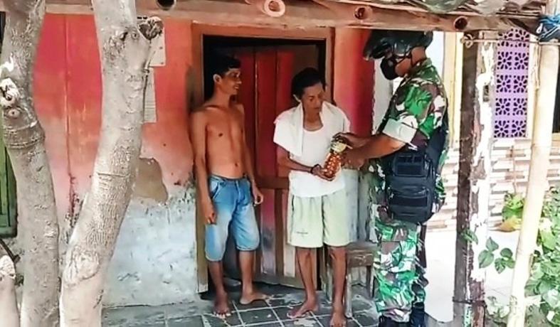  Minyak Goreng di Brebes Masih Langka, Aksi Prajurit TNI Ini Bikin Warga Terharu