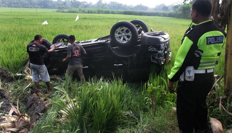 Mobil Dinas Pemkab Sukabumi Oleng lalu Terguling di Persawahan, ASN Terluka
