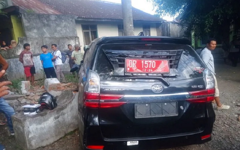 Mobil Pelat Merah Seruduk Pemotor di Rempung Lombok Timur