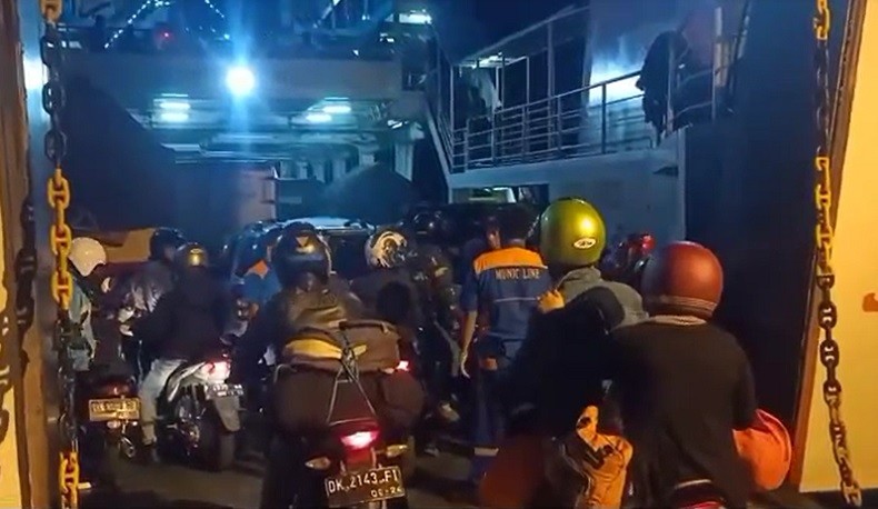 Belum Puncak Mudik, Ribuan Orang Tinggalkan Bali dari Pelabuhan Gilimanuk