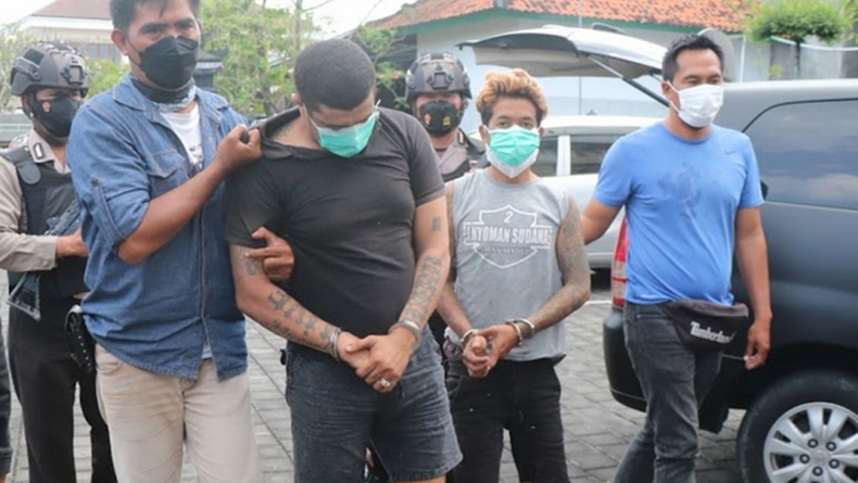 Pembacok Penghuni Kos di Denpasar Ditangkap, Celurit dan Mandau Diamankan