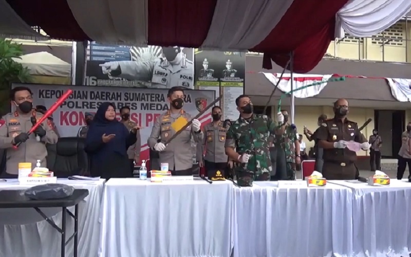 Penampakan Senjata Geng Motor Sadis di Medan yang Tikam Korban Depan Anak Istri