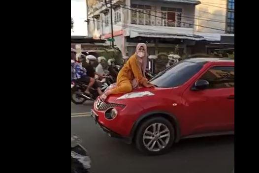 Viral Video Perempuan Diduga Keluarga Polisi Naik Kap Mobil Sambil Marah-Marah