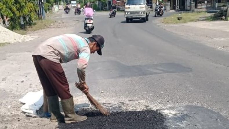 Penambalan Jalan Berlubang di Sukoharjo Dikebut agar Nyaman Dilalui Pemudik