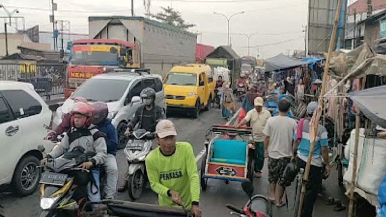 H-6 Lebaran 2022, Pantura Macet 1 Km akibat Aktivitas Pasar Tumpah Tegal Gubug Cirebon