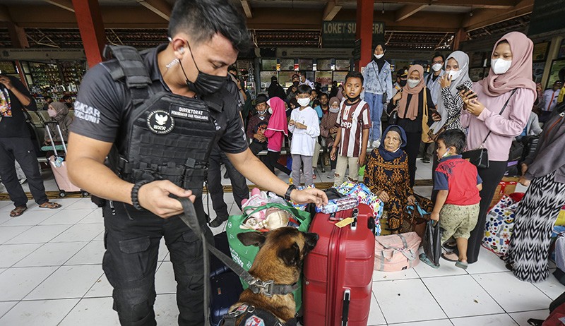 Cegah Peredaran Narkotika, Anjing Pelacak BNN Periksa Barang Bawaan Pemudik - Bagian 2