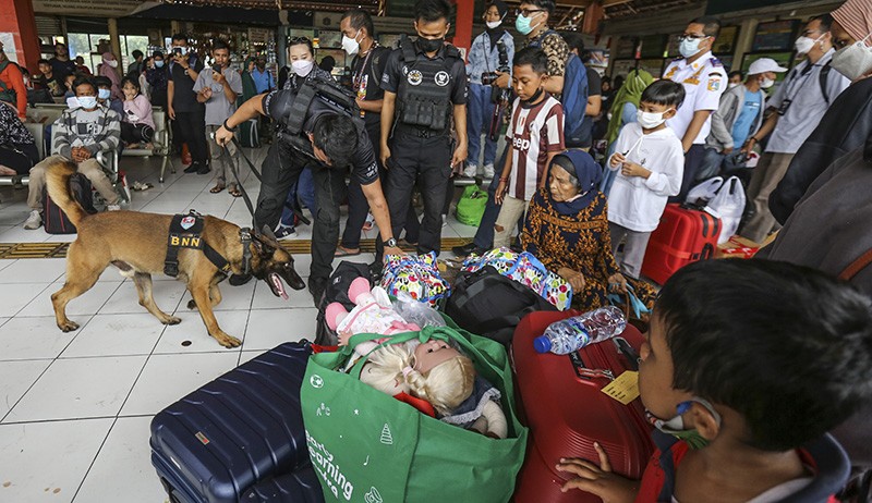 Cegah Peredaran Narkotika, Anjing Pelacak BNN Periksa Barang Bawaan Pemudik - Bagian 1