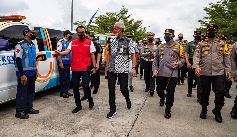 Kapolri Tinjau Pos Terpadu Pengamanan Lebaran di GT Kalikangkung - Bagian 1