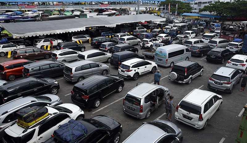 Macet Panjang hingga 3 Kilometer saat Masuk Pelabuhan Merak - Bagian 1