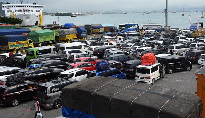 Macet Panjang hingga 3 Kilometer saat Masuk Pelabuhan Merak - Bagian 2