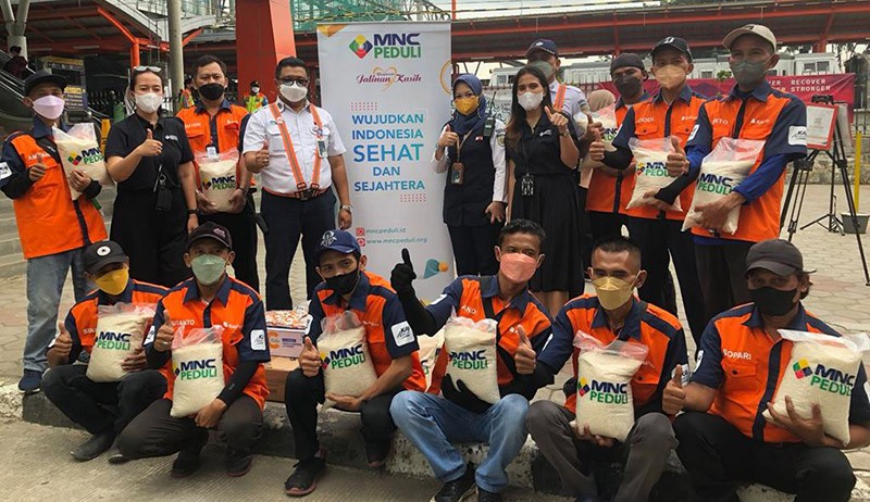 MNC Peduli Berikan Beras untuk Porter Kereta Api Stasiun Bekasi - Bagian 1