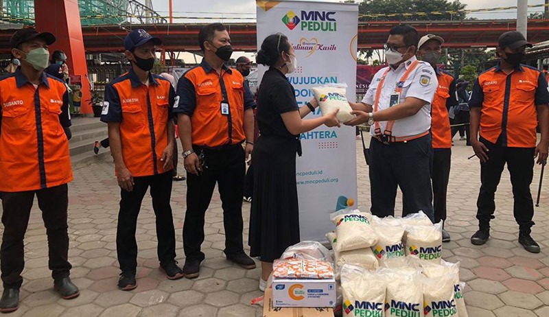 MNC Peduli Berikan Beras untuk Porter Kereta Api Stasiun Bekasi - Bagian 2