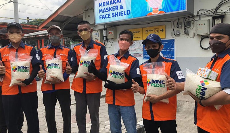 MNC Peduli Berikan Beras untuk Porter Kereta Api Stasiun Bekasi - Bagian 3
