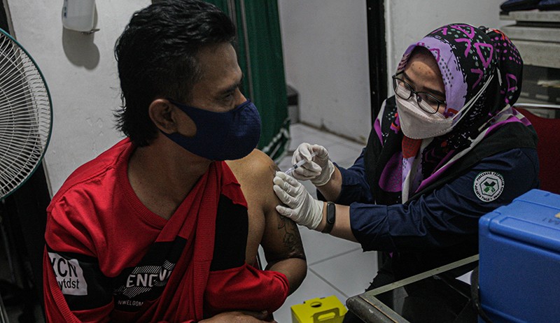 Posko Kesehatan Terminal Kampung Rambutan Sediakan Vaksinasi Booster untuk Pemudik - Bagian 2