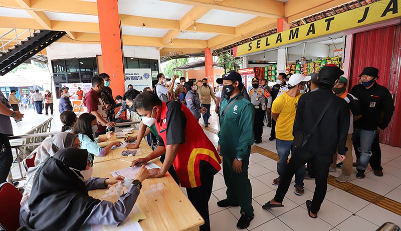 BNN Periksa Urine Sopir Bus yang Membawa Pemudik - Bagian 1