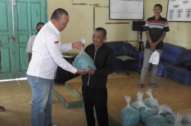 DPD Perindo Natuna Bagikan Ratusan Paket Pupuk ke Petani