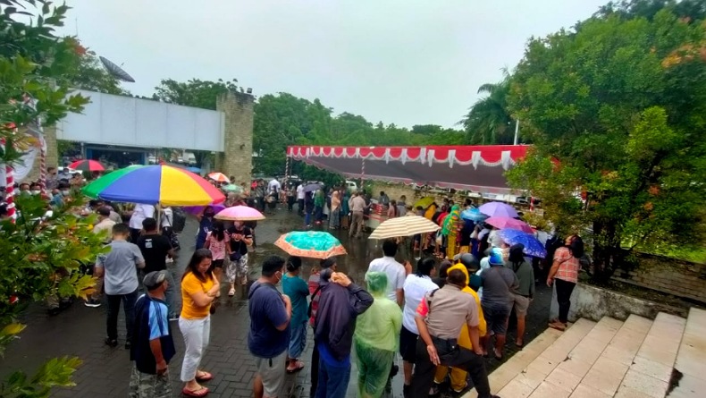 Hujan Deras, Pasar Tani Ramadan Sulut Tetap Dibanjiri Masyarakat   