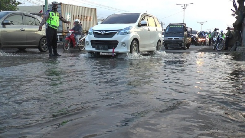 Awas! Puting Beliung Dan Banjir Rob Ancam Pemudik Di Jalur Pantura Jawa ...