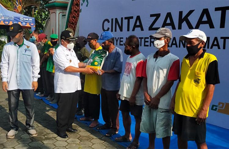 Semringah, Tukang Becak di Kulonprogo Dapat Santunan dari Baznas