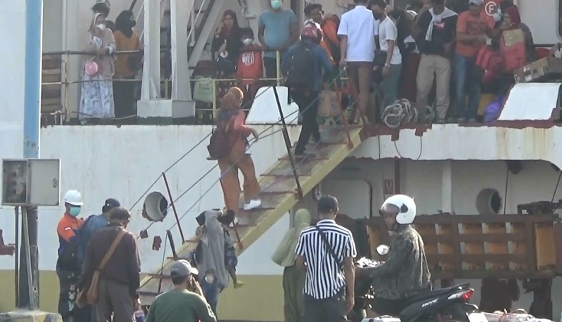 Ratusan Pemudik di Banyuwangi Berebut Tiket Kapal Terakhir Menuju Madura