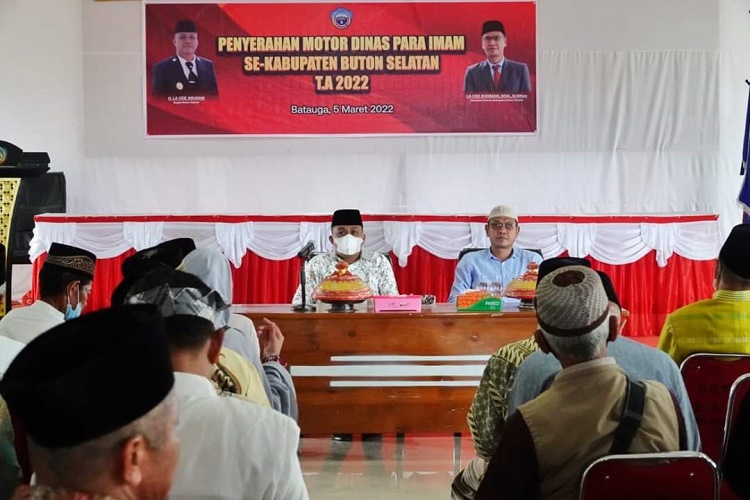 Bupati Buton Selatan Serahkan 70 Unit Motor Dinas untuk Imam Masjid